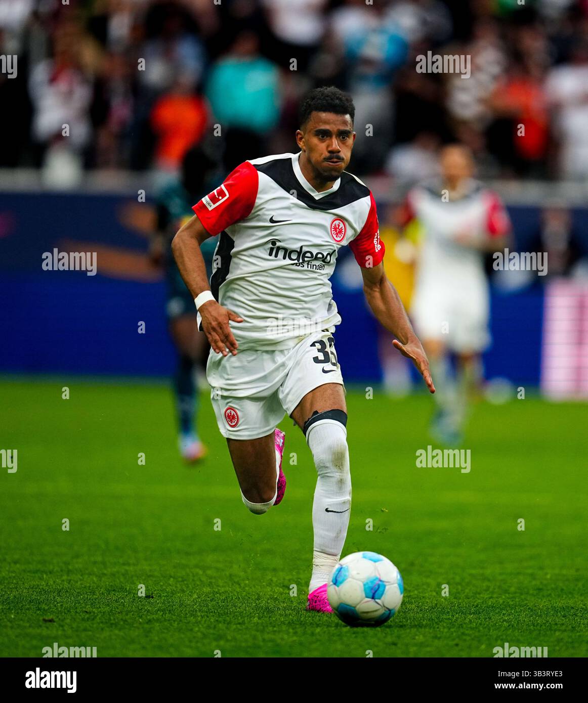 Deutscher Park, Frankfurt, Deutschland. April 2025. Nnamdi Collins von Eintracht Frankfurt kontrolliert den Ball während einer 1. Bundesliga-Spiel, Eintracht Frankfurt gegen RB Leipzig, im Deutschen Park, Frankfurt, Deutschland. Ulrik Pedersen/CSM/Alamy Live News Stockfoto