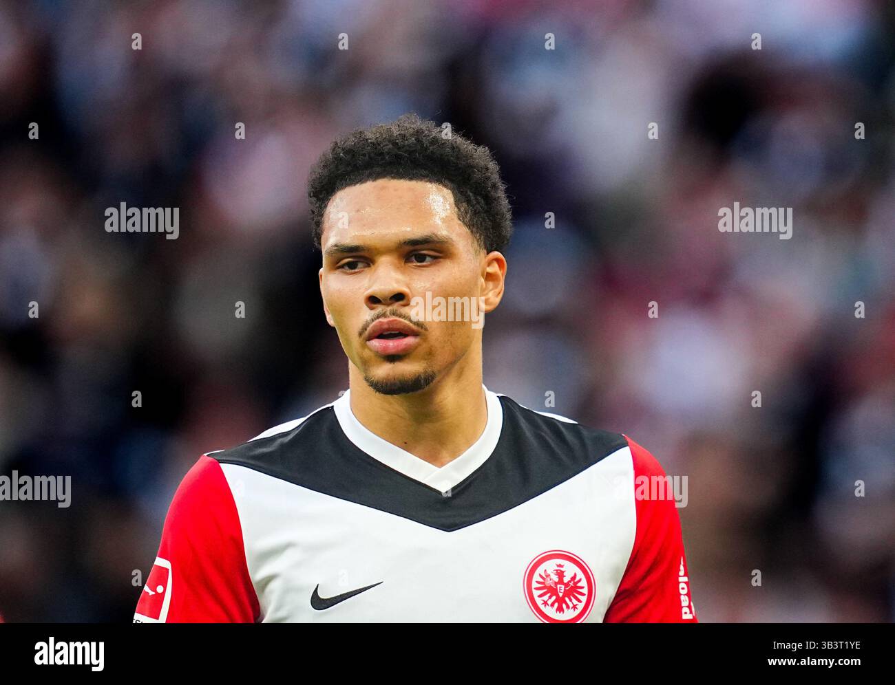 Deutscher Park, Frankfurt, Deutschland. April 2025. Nnamdi Collins von Eintracht Frankfurt schaut während einer 1. Bundesliga-Spiel, Eintracht Frankfurt gegen RB Leipzig, im Deutschen Park, Frankfurt, Deutschland. Ulrik Pedersen/CSM/Alamy Live News Stockfoto