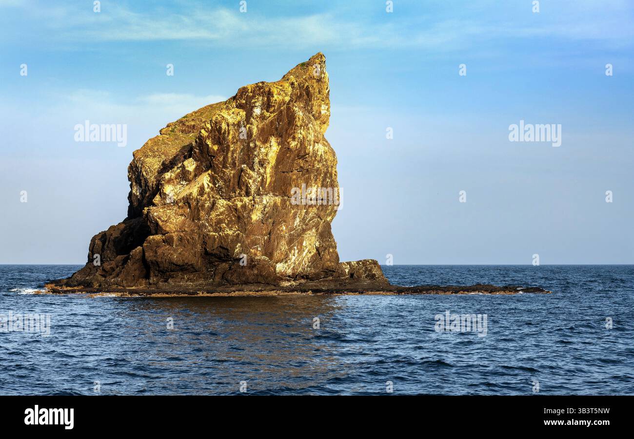 Felsige Inseln vor der Küste von Oman Stockfoto