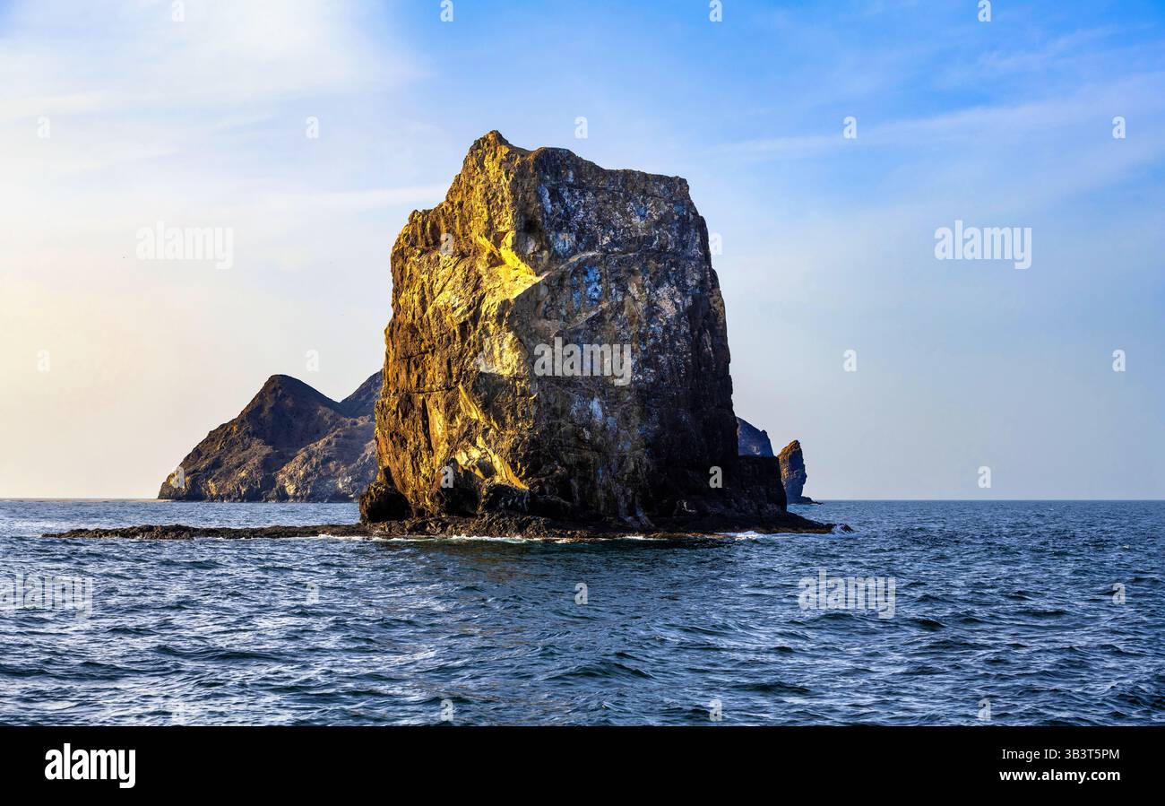 Felsige Inseln vor der Küste von Oman bei Sonnenuntergang Stockfoto