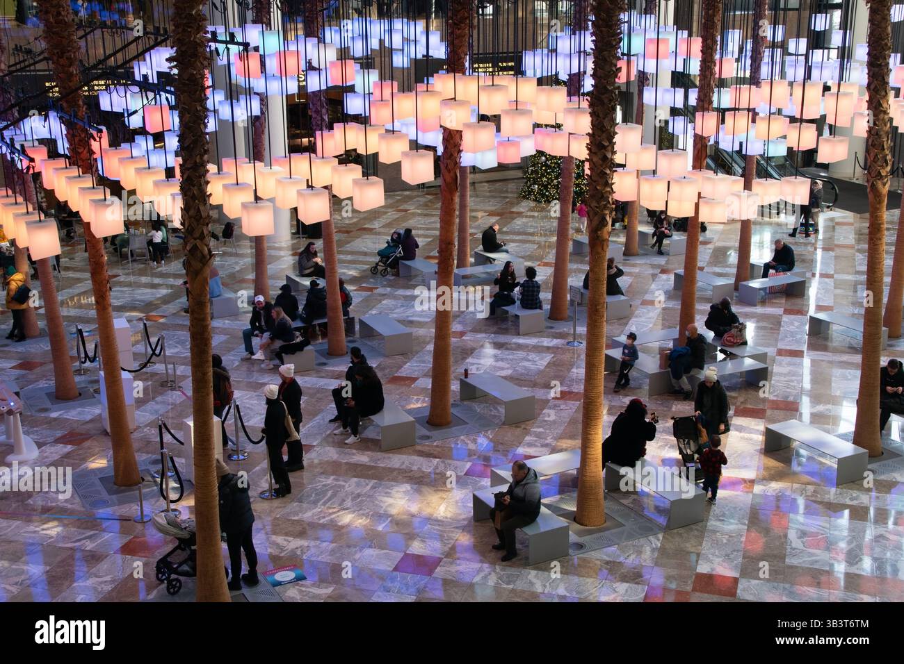 Geschäftiger Tag im Winter Garden Atrium World Trade Center mit Pendlern und Besuchern im Finanzzentrum von New York Stockfoto