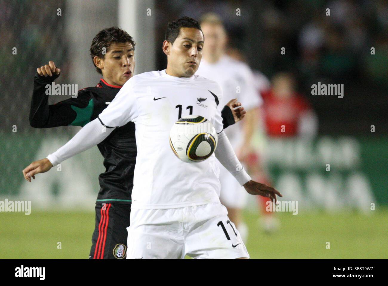 3. März 2010: Jonathan Dos Santos (L) und Leo Bertos (R) kämpfen im Rose Bowl in Pasadena, Kalifornien um den Ball. Mexiko besiegte Neuseeland mit 2:0. Obligatorischer Credit: Brandon Parry / Southcreek Global (Credit Image: © Brandon Parry via ZUMA Wire) Stockfoto