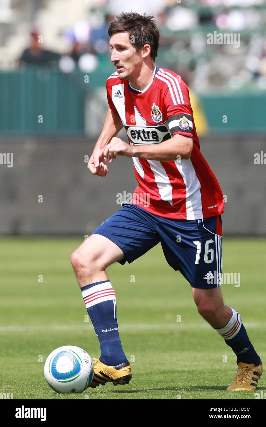 10. April 2010: #16-Mittelfeldspieler und Teamkapitän Sacha Kljestan dribbelt im Home Depot Center in Carson, Kalifornien, das Spiel Chivas USA gegen New York Red Bulls. Chivas besiegte die Red Bulls mit 2:0. Obligatorischer Credit: Brandon Parry / Southcreek Global (Credit Image: © Brandon Parry via ZUMA Wire) Stockfoto