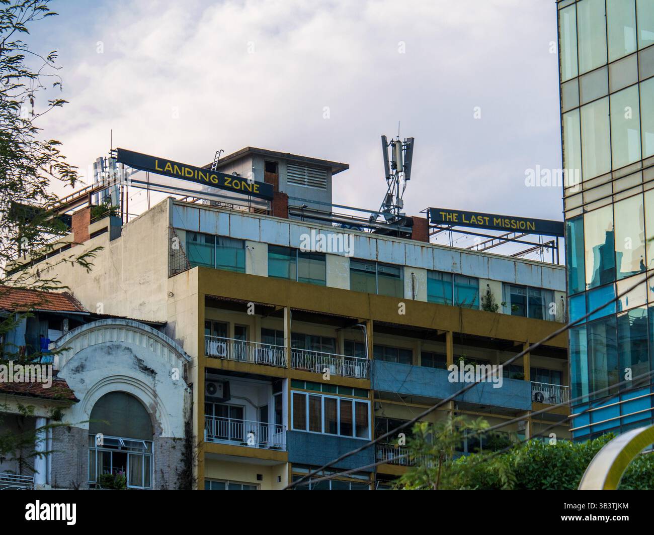 Ho-Chi-Minh-Stadt, Vietnam. April 2025. Das ehemalige Pittman-Gebäude, in dem ein Hubschrauber die Amerikaner während des Falls von Saigon auf dem Dach evakuierte, ist am 26. April 2025 in Ho Chi Minh City, Vietnam, zu sehen. Der Krieg endete am 30. April 1975, als nordvietnamesische Truppen den Präsidentenpalast stürmten. Foto: Thomas Maresca/UPI Credit: UPI/Alamy Live News Stockfoto