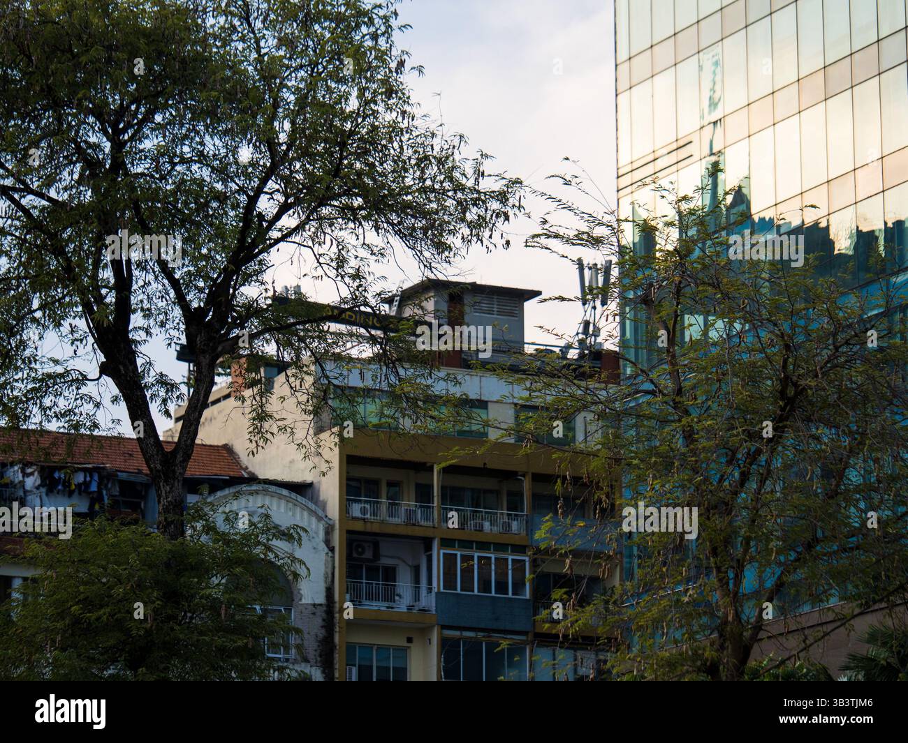 Ho-Chi-Minh-Stadt, Vietnam. April 2025. Das ehemalige Pittman-Gebäude, in dem ein Hubschrauber die Amerikaner während des Falls von Saigon auf dem Dach evakuierte, ist am 26. April 2025 in Ho Chi Minh City, Vietnam, zu sehen. Der Krieg endete am 30. April 1975, als nordvietnamesische Truppen den Präsidentenpalast stürmten. Foto: Thomas Maresca/UPI Credit: UPI/Alamy Live News Stockfoto