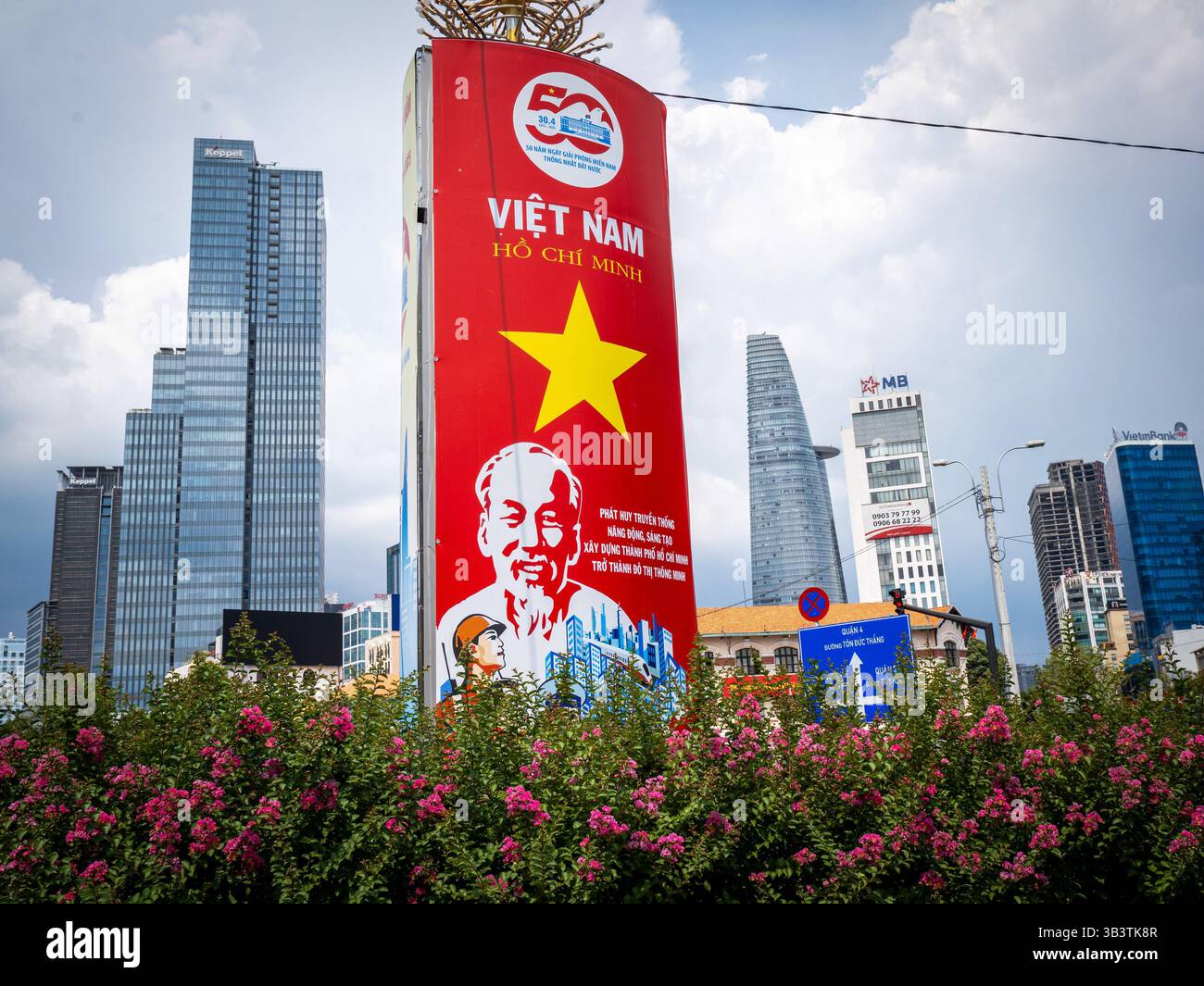Ho-Chi-Minh-Stadt, Vietnam. April 2025. Eine Propaganda-Werbetafel mit dem vietnamesischen Kriegsführer Ho Chi Minh ist vor dem 50. Jahrestag des Falls von Saigon in Ho Chi Minh City, Vietnam, am Samstag, den 26. April 2025 zu sehen. Der Vietnamkrieg endete am 30. April 1975, als nordvietnamesische Truppen den Präsidentenpalast stürmten. Foto: Thomas Maresca/UPI Credit: UPI/Alamy Live News Stockfoto
