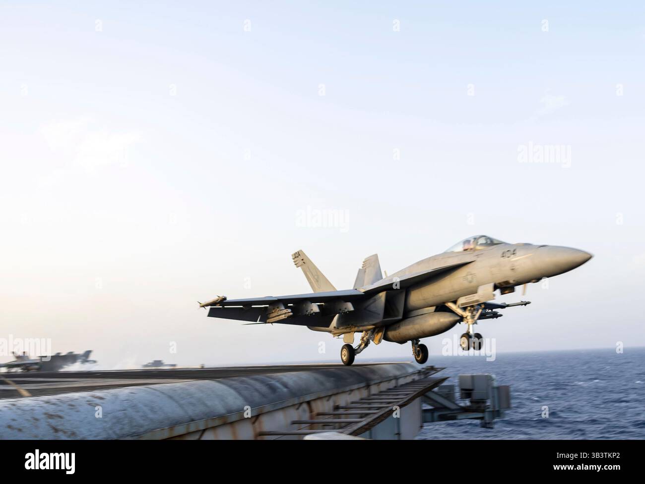 USS Harry S Truman, International Waters. April 2025. Ein US Navy F/A-18E Super Hornet Jagdflugzeug der Knighthawks of Strike Fighter Squadron 136 ist bereit, vom Flugdeck des Flugzeugträgers USS Harry S. Truman aus zu starten, der während der Operation Prosperity Guardian am 1. April 2025 auf dem Roten Meer unterwegs ist. Die Truman hat die Operation zur Unterdrückung von Houthi-Drohnen- und Raketenangriffen auf die Handelsschifffahrt im Roten Meer geführt. Foto: MC2 Lindsey Kish/U.S. Navy Photo/Alamy Live News Stockfoto