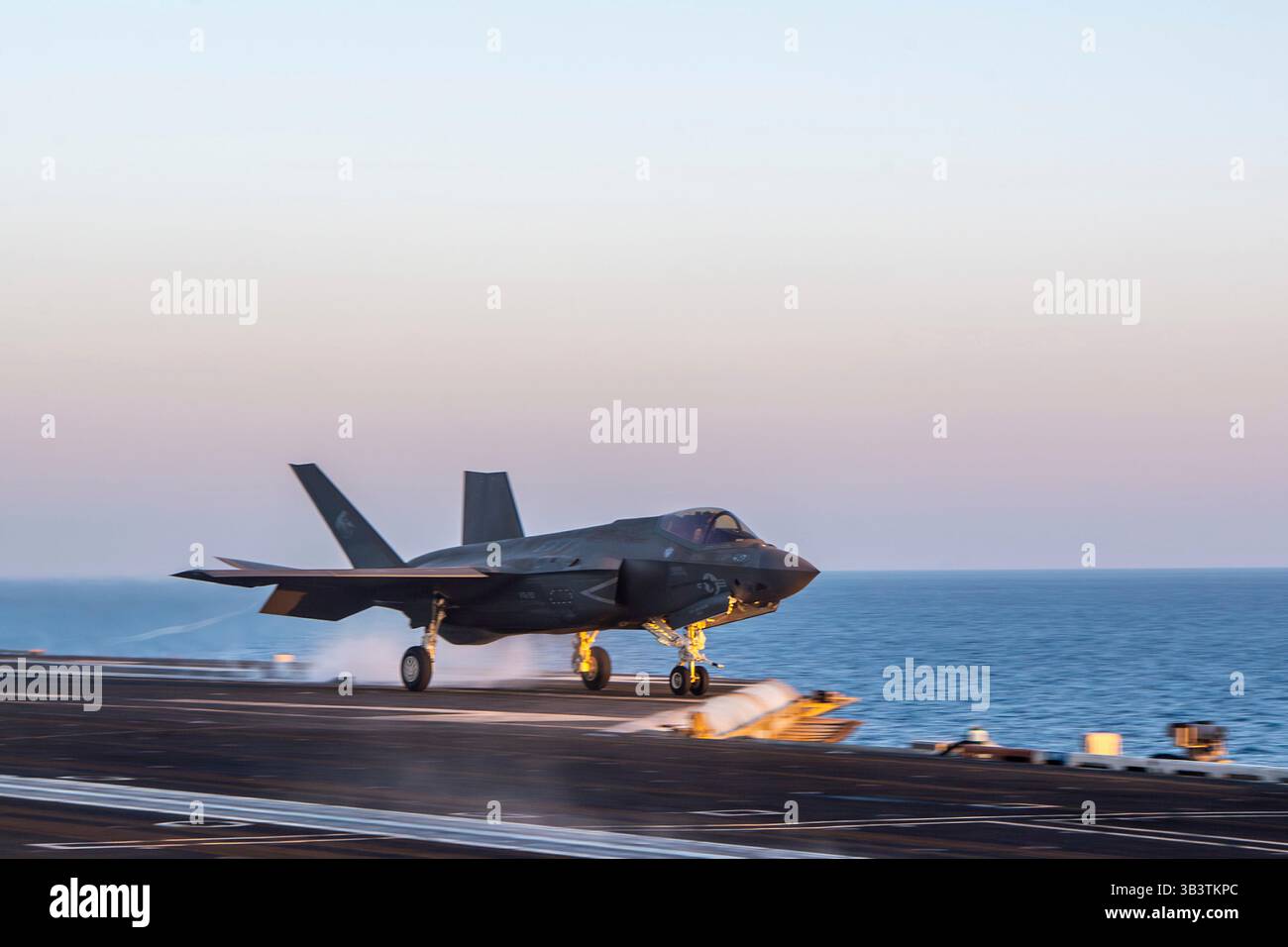 Arabisches Meer, Internationale Gewässer. April 2025. Eine F-35C Lightning II der US Navy, die der Warhawks of Strike Fighter Squadron 97 angehört, startet während der Operation Prosperity Guardian am 17. April 2025 im Arabischen Meer vom Flugdeck des Flugzeugträgers USS Carl Vinson. Foto: MC3 Nate Jordan/US Navy Photo/Alamy Live News Stockfoto
