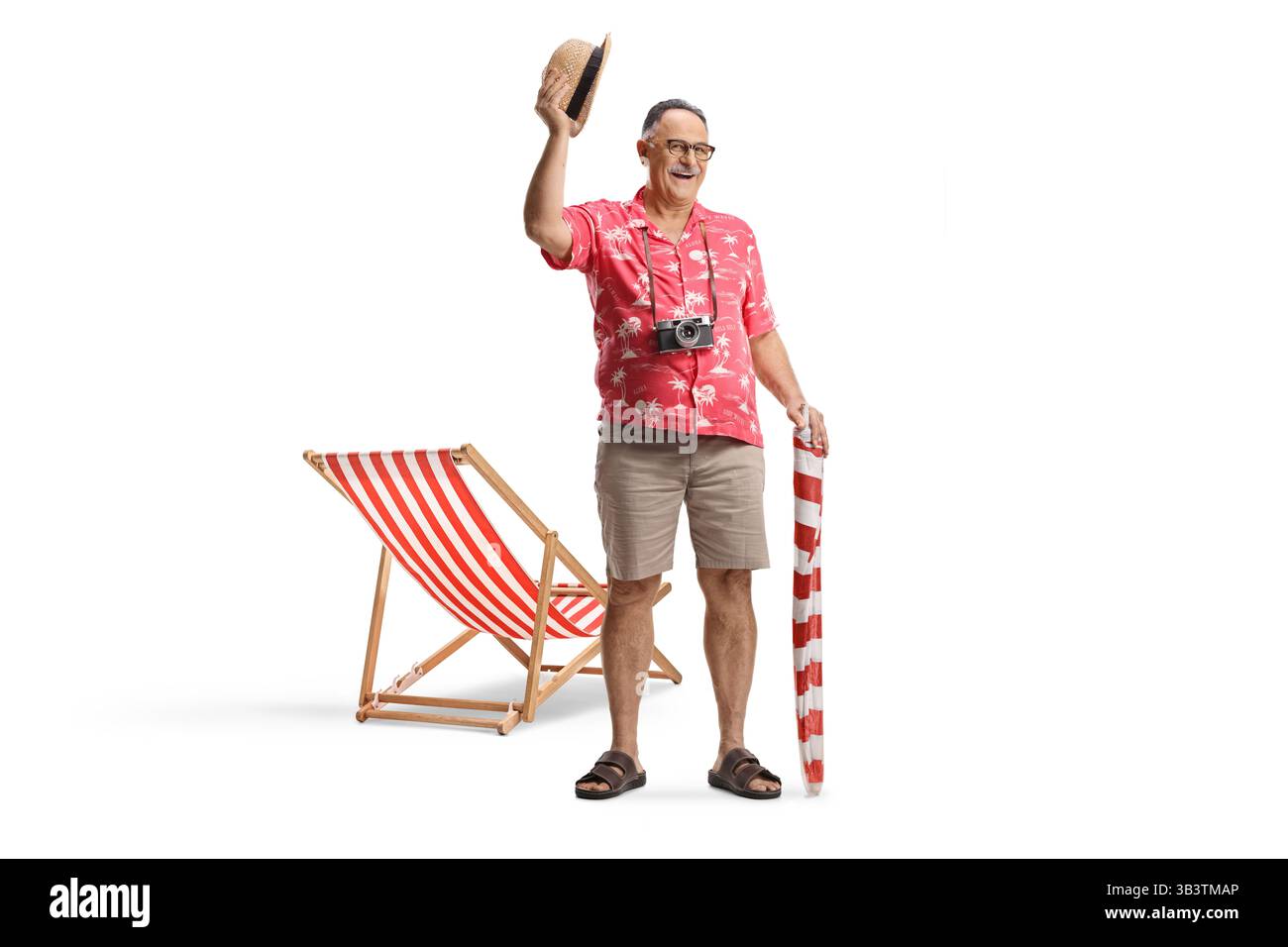 Tourist hält einen Sonnenschirm und Begrüßung mit Hut vor einer Sonnenliege isoliert auf weißem Hintergrund Stockfoto