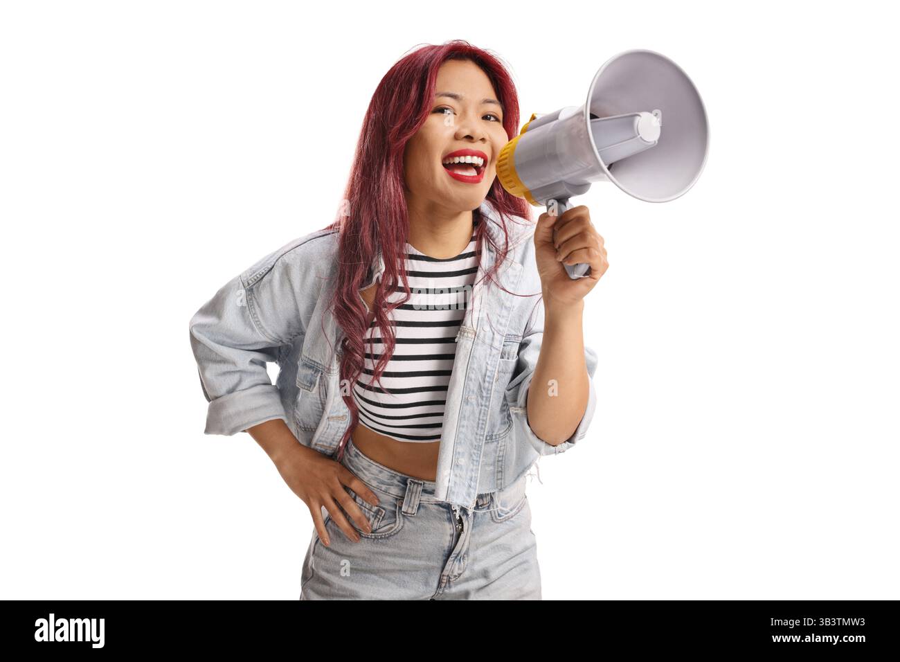 Fröhliche asiatische Frau, die ein Megaphon auf weißem Hintergrund hält Stockfoto