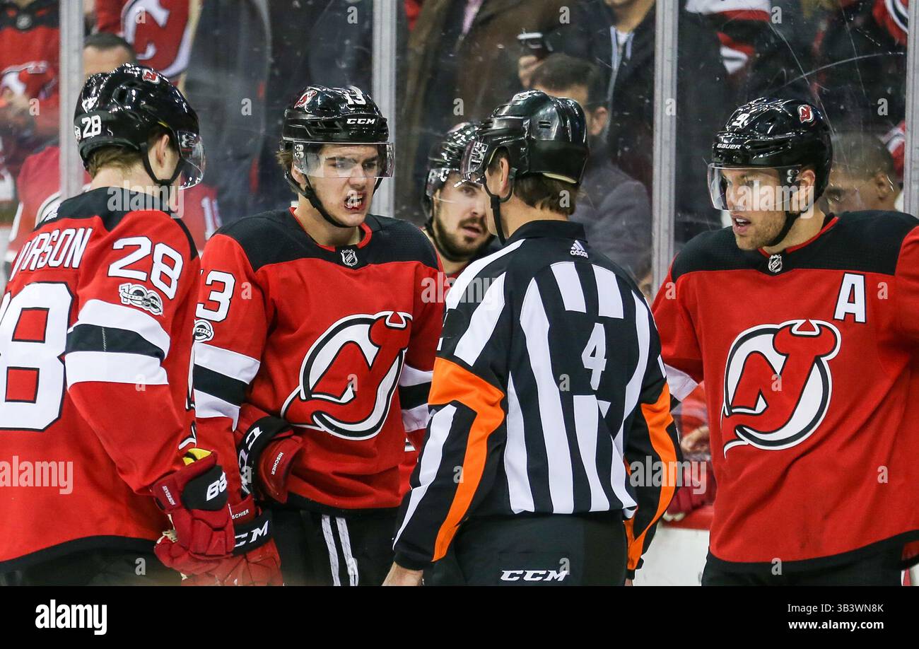 8. Dezember 2017: Das New Jersey Devils Center Nico Hischier (13) zeigt dem Schiedsrichter seine blutige Lippe während eines NHL-Spiels zwischen den Columbus Blue Jackets und den New Jersey Devils im Prudential Center in Newark, NJ Mike Langish/Cal Sport Media.(Kreditbild: &Copy; Mike Langish/CSM via ZUMA Wire) Stockfoto