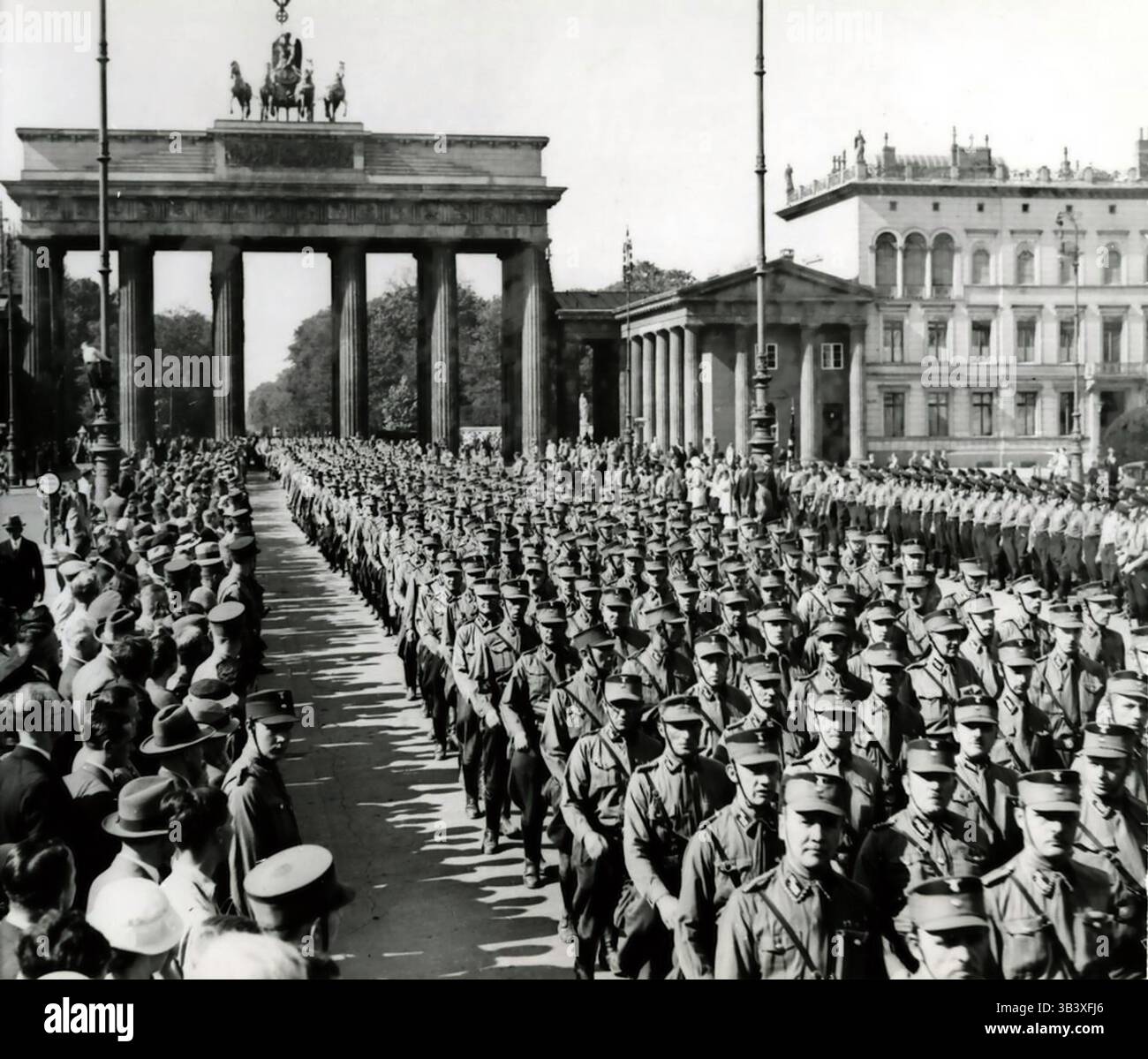 SA (Sturmabteilung) marschiert durch das Brandenburger Tor, Berlin 1934 Stockfoto