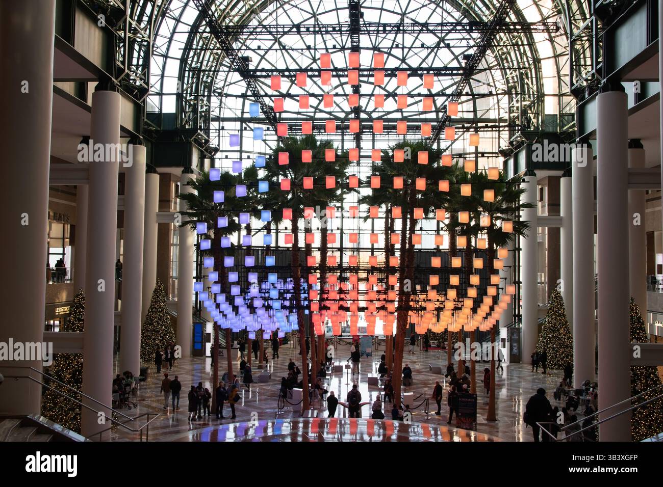 Innenaufnahme des World Trade Center Winter Garden Atrium in New York Manhattan mit Palmen und Menschenmenge Stockfoto