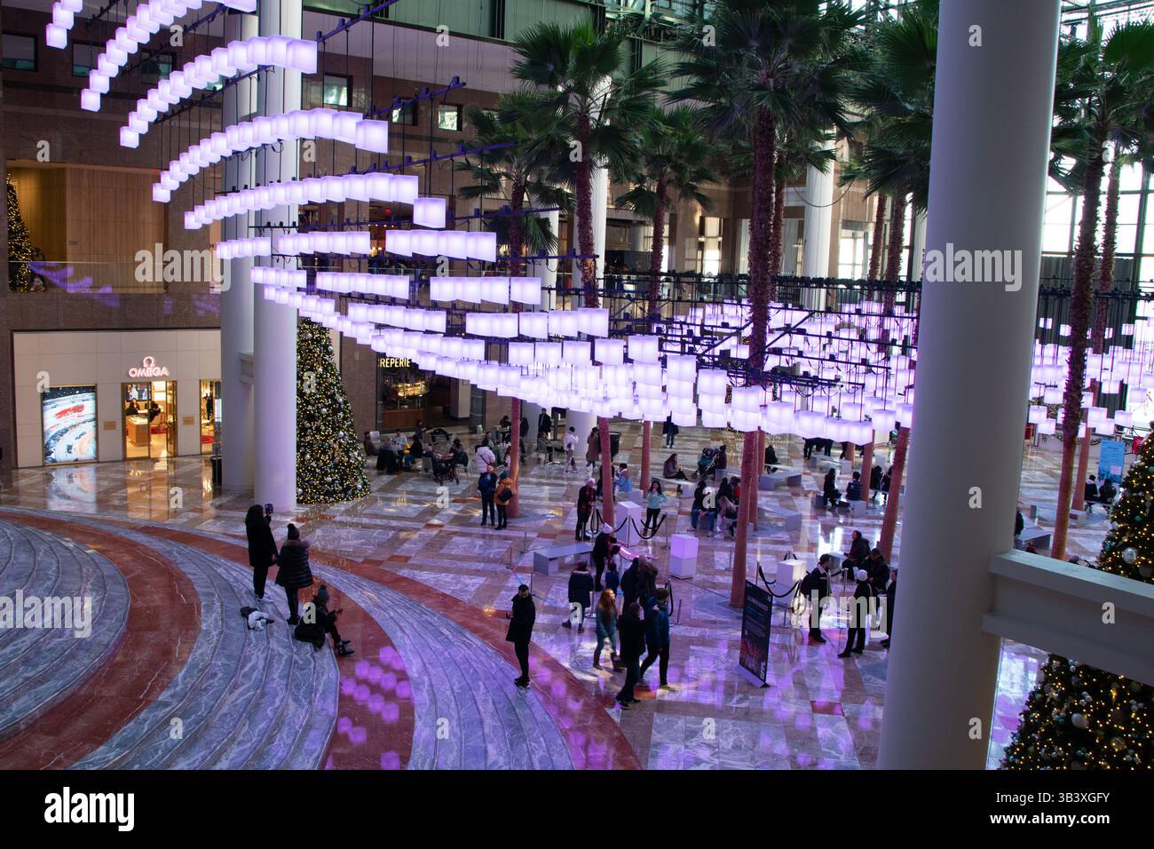 Manhattan Winter Garden Atrium im NYC World Trade Center voller Stadtleben in einem Glasgebäude Stockfoto