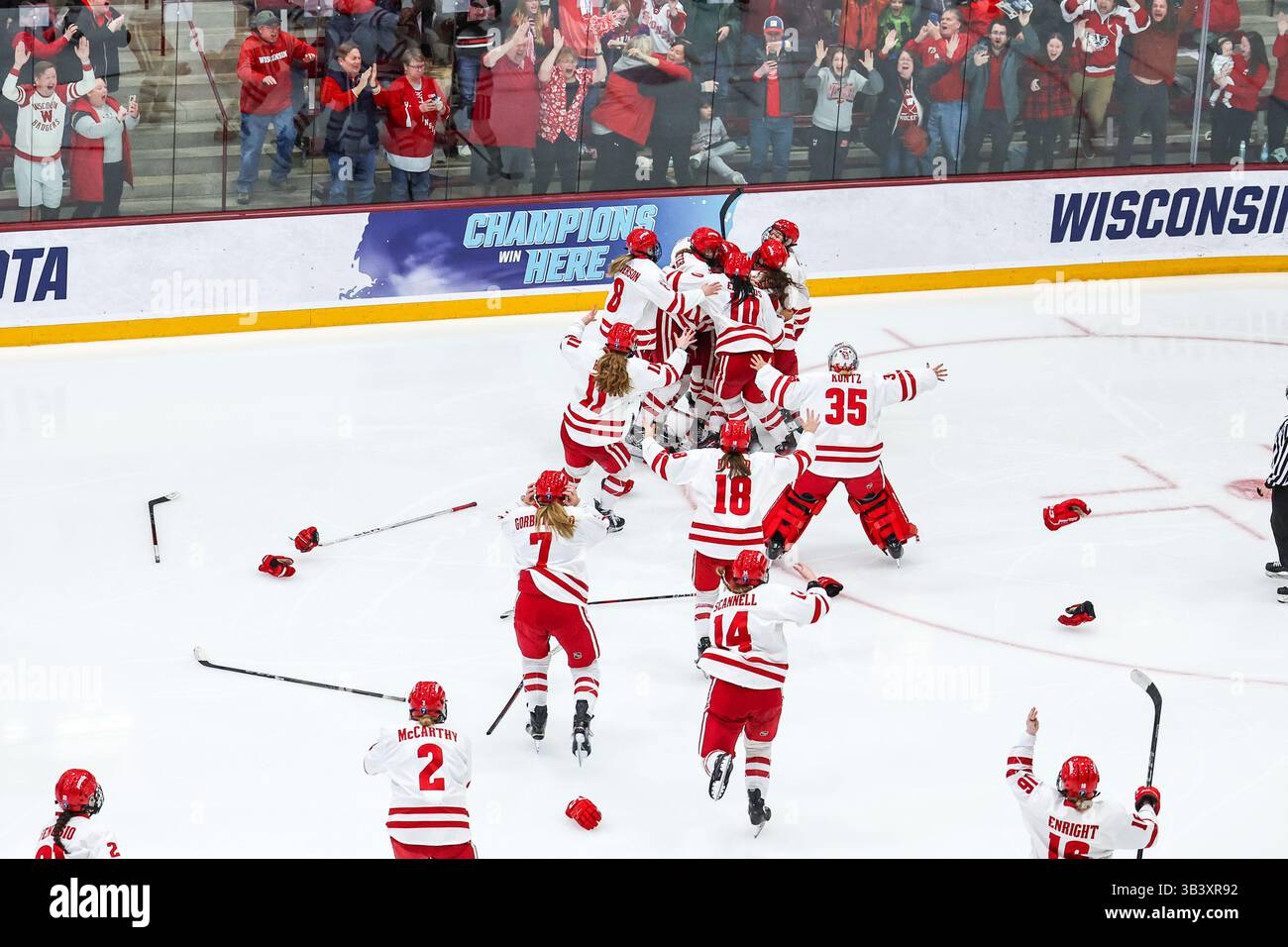 Minneapolis. März 2025. Wisconsin Badgers feiern den Sieg der NCAA Championship, nachdem Stürmer Kirsten Simms (27) in der Ridder Arena in Minneapolis das Siegtor für die Wisconsin Badgers in der Überstunden beim NCAA Women's Hockey Frozen Four Championship-Spiel zwischen Ohio State und Wisconsin erzielte. Steven Garcia-CSM/Alamy Live News Stockfoto