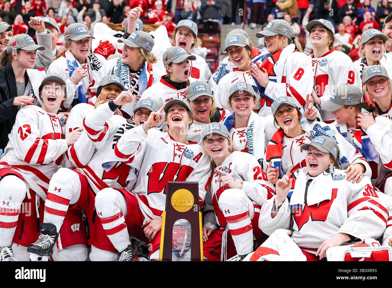 Minneapolis. März 2025. Die Wisconsin Badgers posieren für ein Foto, nachdem sie die NCAA Championship nach dem NCAA Women's Hockey Frozen Four Championship Spiel zwischen Ohio State und Wisconsin in der Ridder Arena in Minneapolis gewonnen haben. Steven Garcia-CSM/Alamy Live News Stockfoto