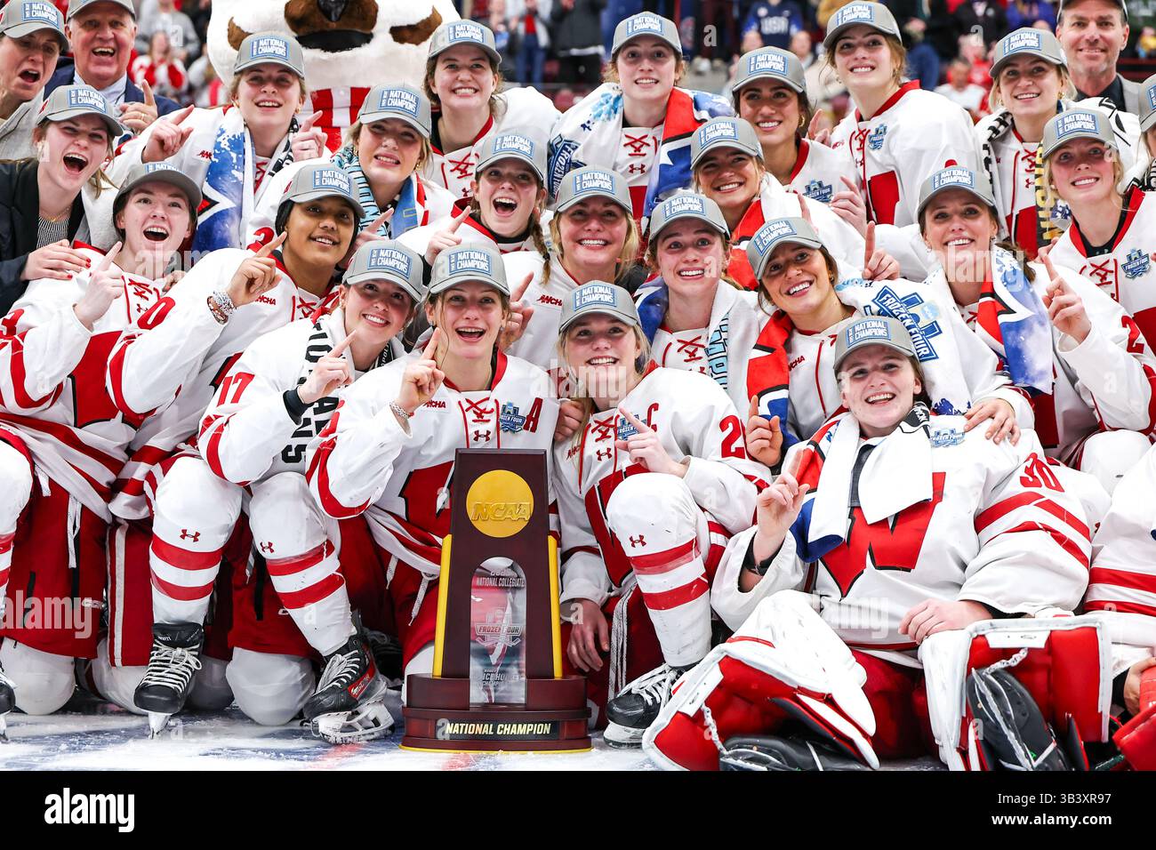 Minneapolis. März 2025. Die Wisconsin Badgers posieren für ein Foto, nachdem sie die NCAA Championship nach dem NCAA Women's Hockey Frozen Four Championship Spiel zwischen Ohio State und Wisconsin in der Ridder Arena in Minneapolis gewonnen haben. Steven Garcia-CSM/Alamy Live News Stockfoto