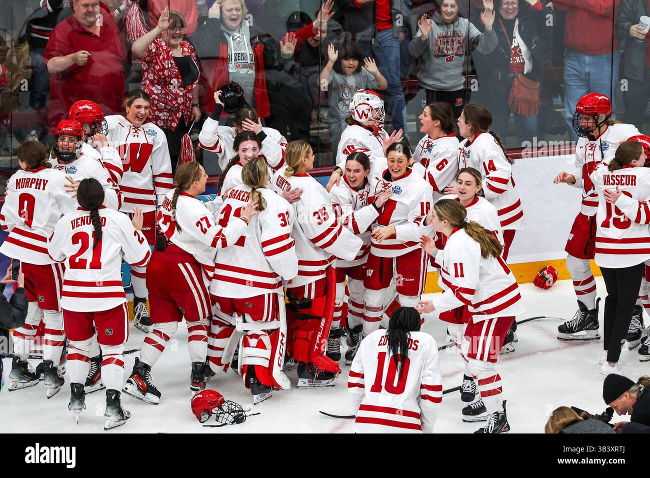 Minneapolis. März 2025. Wisconsin Badgers feiern den Sieg der NCAA Championship, nachdem Stürmer Kirsten Simms (27) in der Ridder Arena in Minneapolis das Siegtor für die Wisconsin Badgers in der Überstunden beim NCAA Women's Hockey Frozen Four Championship-Spiel zwischen Ohio State und Wisconsin erzielte. Steven Garcia-CSM/Alamy Live News Stockfoto