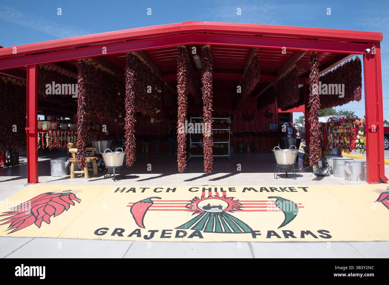 Hatch Chile Market verkauft getrocknete chilischoten in Hatch, New Mexico. Paprika werden in langen Bündeln aufgereiht und zum Trocknen aufgehängt, die dann rot werden. Stockfoto