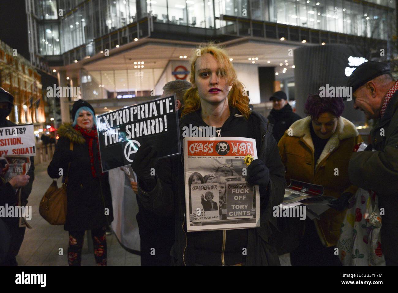 8. Februar 2018: London, Vereinigtes Königreich: Eine Frau, die während der Demonstration mit einem Plakat zu sehen war. Klassenkriegsaktivisten protestieren vor dem Shard, da derzeit 10 Millionen Pfund schwere Luxuswohnungen leer liegen. (Kreditbild: © Emanuele Giovagnoli/SOPA via ZUMA Wire) Stockfoto
