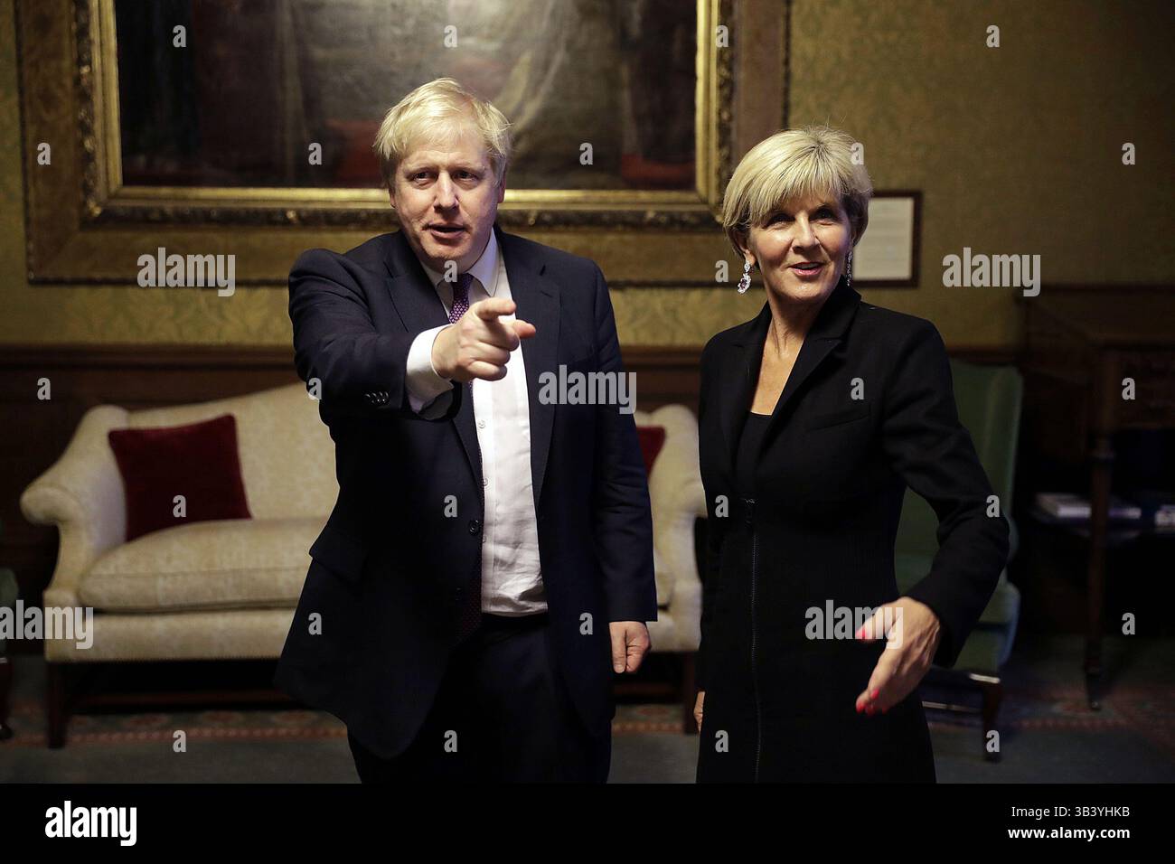 20. Februar 2018 – London, GROSSBRITANNIEN – der britische Außenminister Boris Johnston, links, begrüßt die australische Außenministerin Julie Bishop vor ihrem Treffen im Foreign and Commonwealth Office in London am Dienstag, den 20. Februar 2018. (Bild: © Prensa Internacional Via ZUMA Wire) Stockfoto