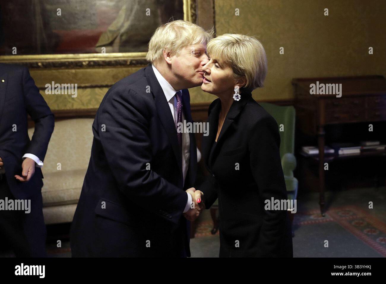 20. Februar 2018 – London, GROSSBRITANNIEN – der britische Außenminister Boris Johnston, links, begrüßt die australische Außenministerin Julie Bishop vor ihrem Treffen im Foreign and Commonwealth Office in London am Dienstag, den 20. Februar 2018. (Bild: © Prensa Internacional Via ZUMA Wire) Stockfoto