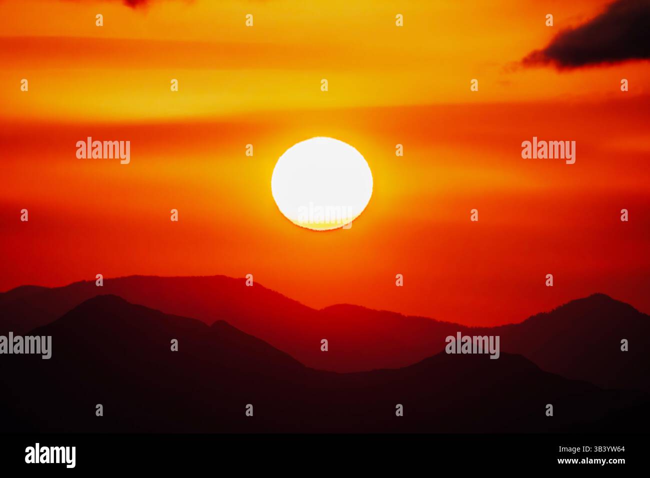Heiße Morgensonne, die über den San Gabriel Mountains in Los Angeles, Kalifornien, aufgeht. Stockfoto