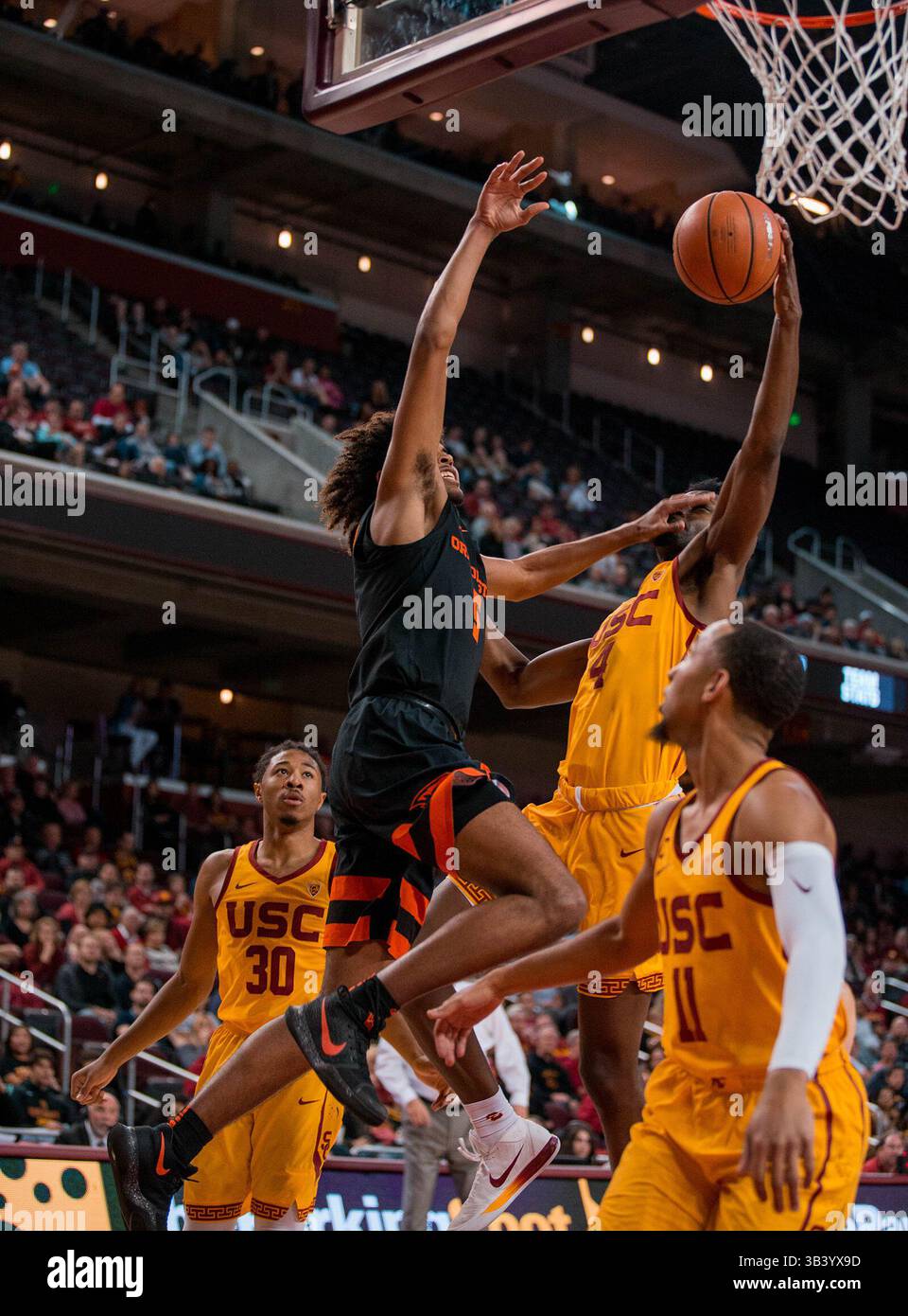 17. Februar 2018 Los Angeles, KALIFORNIEN USC Center (4) Chimezie METU kämpft um einen Rückstoß während des Spiels zwischen den Oregon State Beavers gegen die USC Trojans im Galen Center in Los Angeles, Kalifornien. USC besiegte Oregon State 72–59..(obligatorischer Kredit: Juan Lainez / MarinMedia / Cal Sport Media)(Kredit-Bild: &Copy; Juan Lainez / Marinmedia / CSM/CSM via ZUMA Wire) Stockfoto