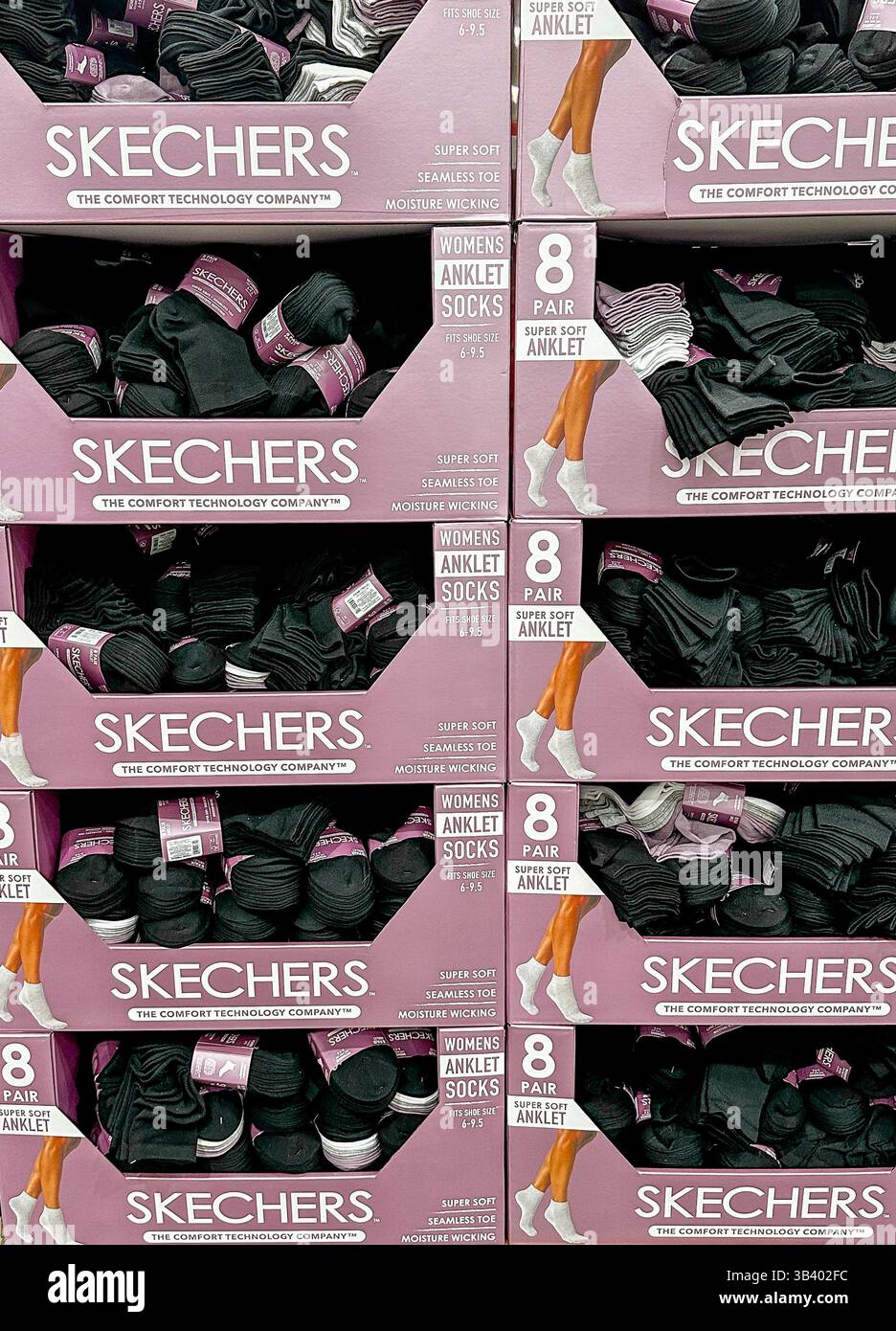 BAXTER, MN - 29. August 2024: Präsentation von Boxen mit kurzen Damensocken zum Verkauf im Einzelhandel. Stockfoto
