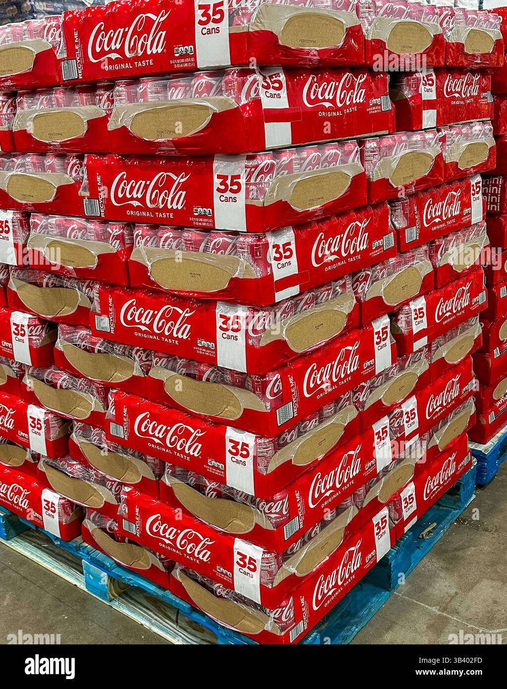 BAXTER, MN - 29. August 2024: Präsentation von Dosen mit Coca Cola zum Verkauf im Einzelhandel Stockfoto