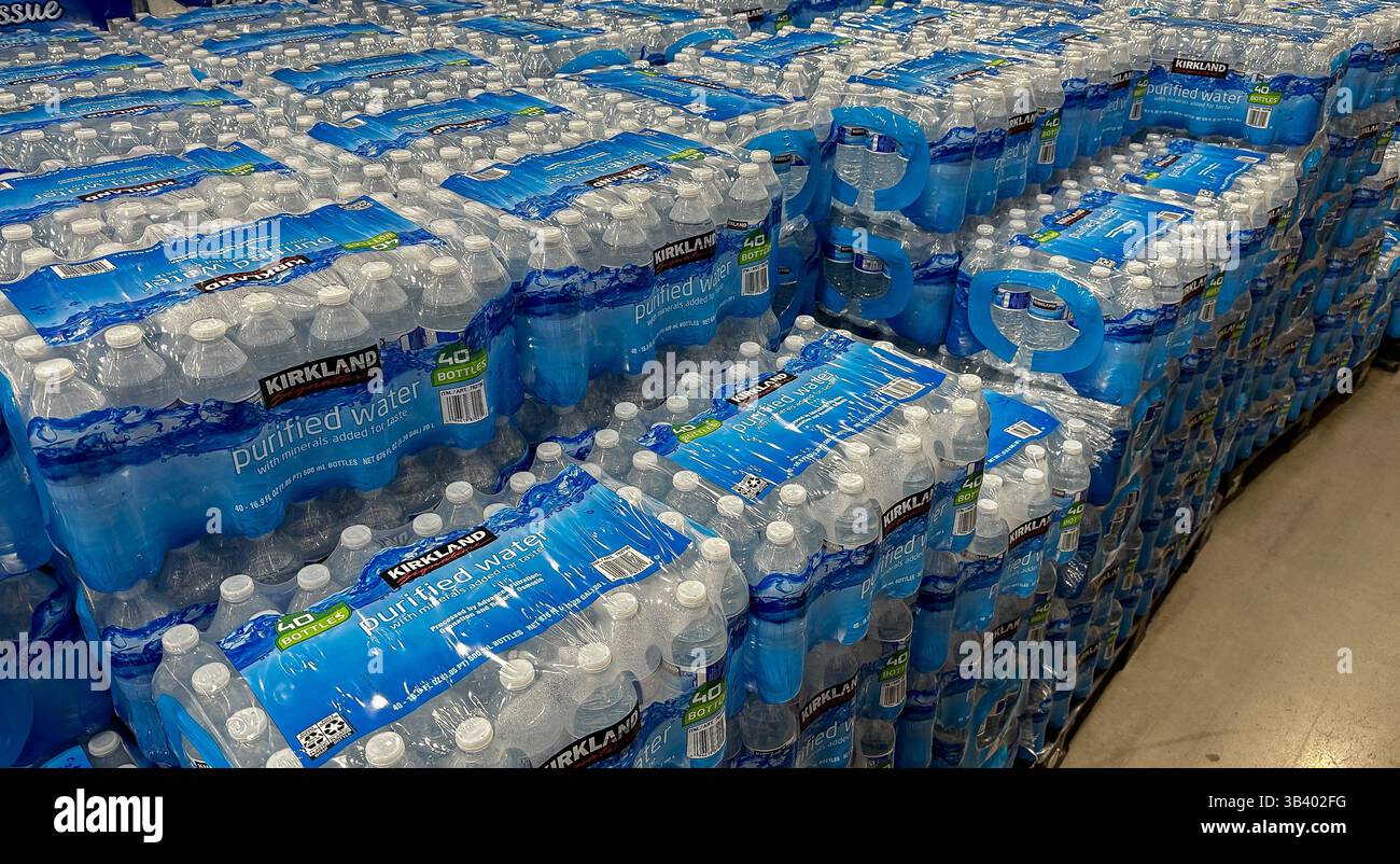 BAXTER, MN - 29. August 2024: Ausstellung von Flaschen mit gereinigtem Flaschenwasser der Marke Kirkland im Costco Store. Stockfoto