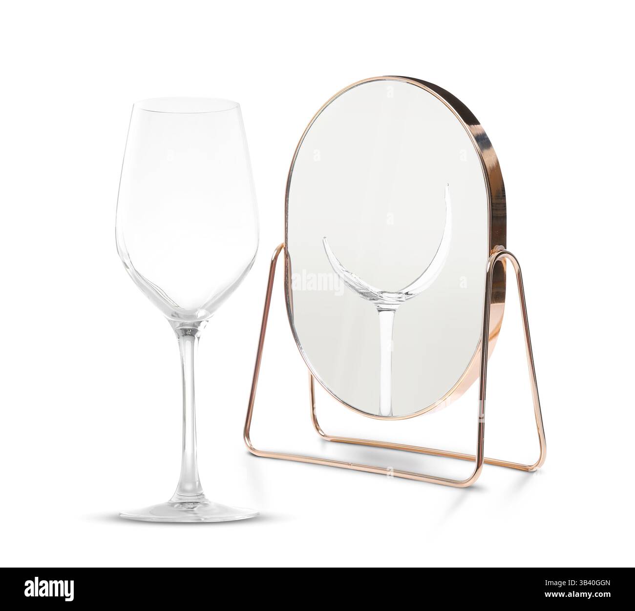 Ganzglas reflektiert im Spiegel als gebrochener, weißer Hintergrund. Im Gegenteil, Kontrast, Differenz Stockfoto