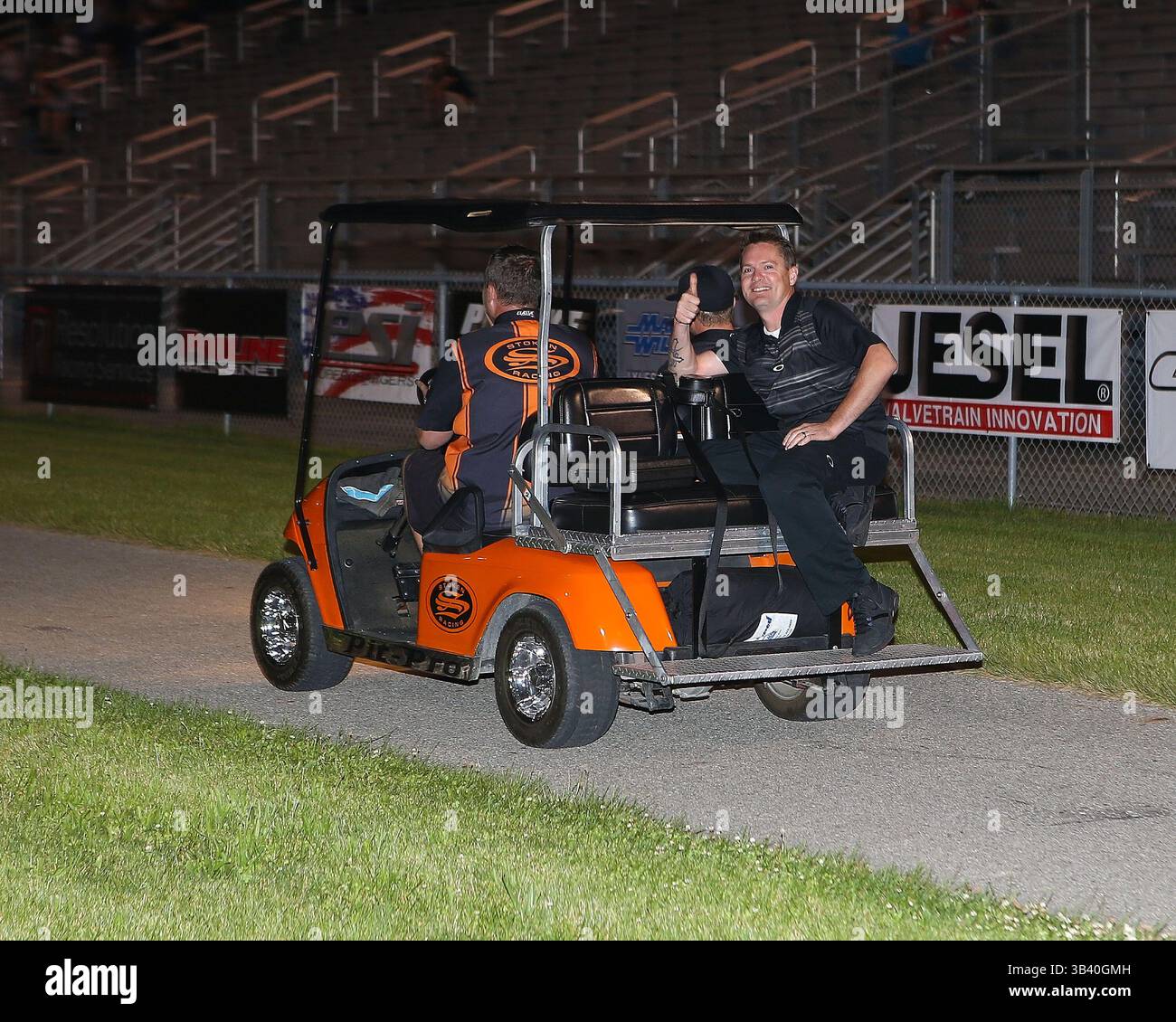 26. Juni 2015: Martin, MI - Pro Nitrous #6952 Pat SToken's Crew feiert nach seinem Rekord 3,69 in der 1/8 Meile während der Rd 3 des Qualifyings im Summer Drags im US 131 Motorsports Park - Tom Turrill/CSM(Credit Image: © Tom Turrill/Cal Sport Media/ZUMAPRESS.com) Stockfoto