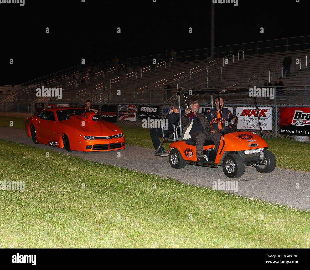 26. Juni 2015: Martin, MI – Pro Nitrous #6952 Pat SToken feiert nach einem Rekord von 3,69 auf der 1/8 Meile während der Rd 3 des Qualifyings im Summer Drags im US 131 Motorsports Park – Tom Turrill/CSM(Credit Image: © Tom Turrill/Cal Sport Media/ZUMAPRESS.com) Stockfoto