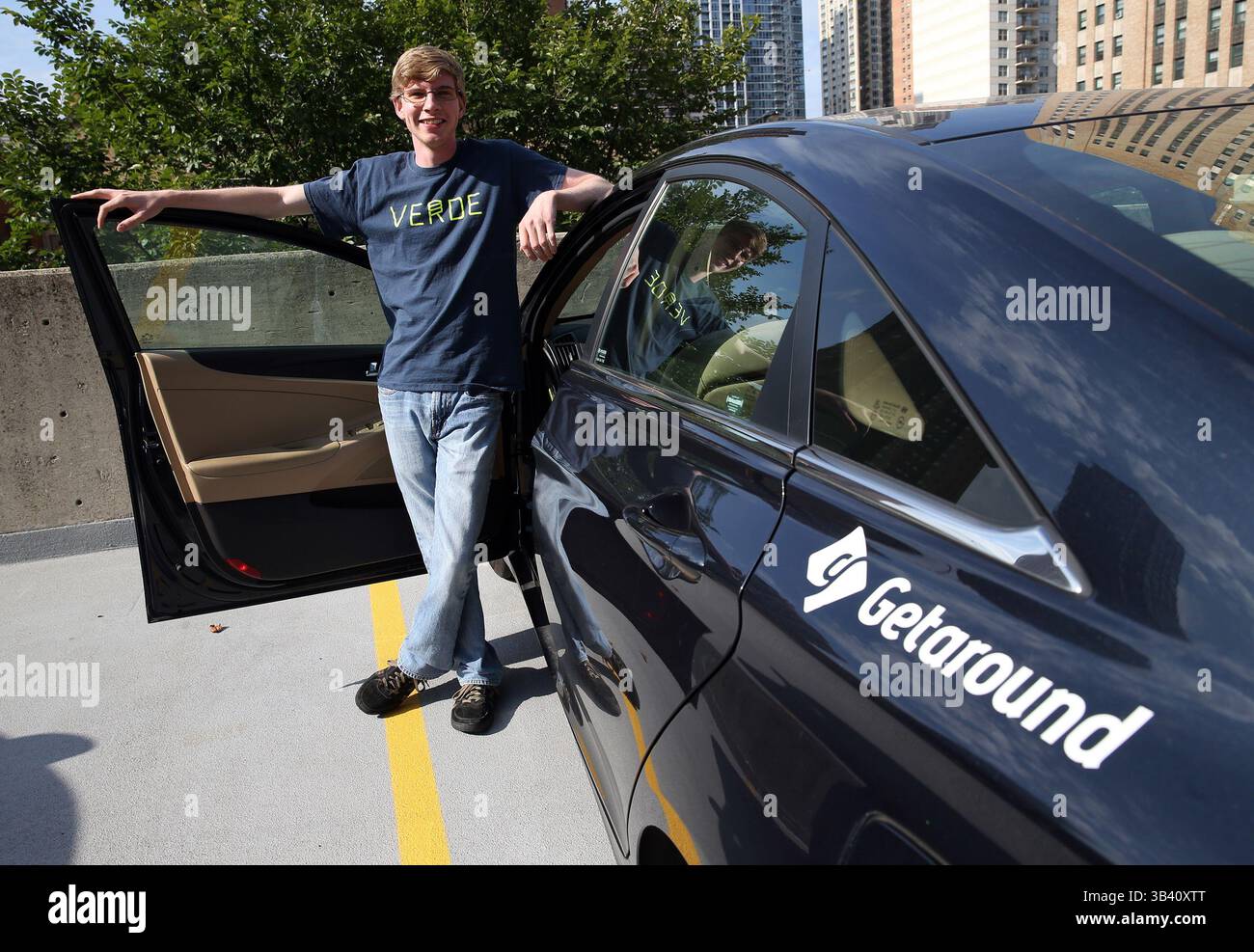 7. August 2015 – Chicago, IL, USA – als er seinen Job wechselte, stellte Tyler Morris, der am Freitag, 7. August 2015 in Chicago gesehen wurde, fest, dass er nicht mehr für die Arbeit mit seinem Auto fahren musste. 2013 vermietete er seine Hyundai Sonata über Getaround, ein Peer-to-Peer-Car-Sharing-Programm. (Bild: © Terrence Antonio James/TNS via ZUMA Wire) Stockfoto