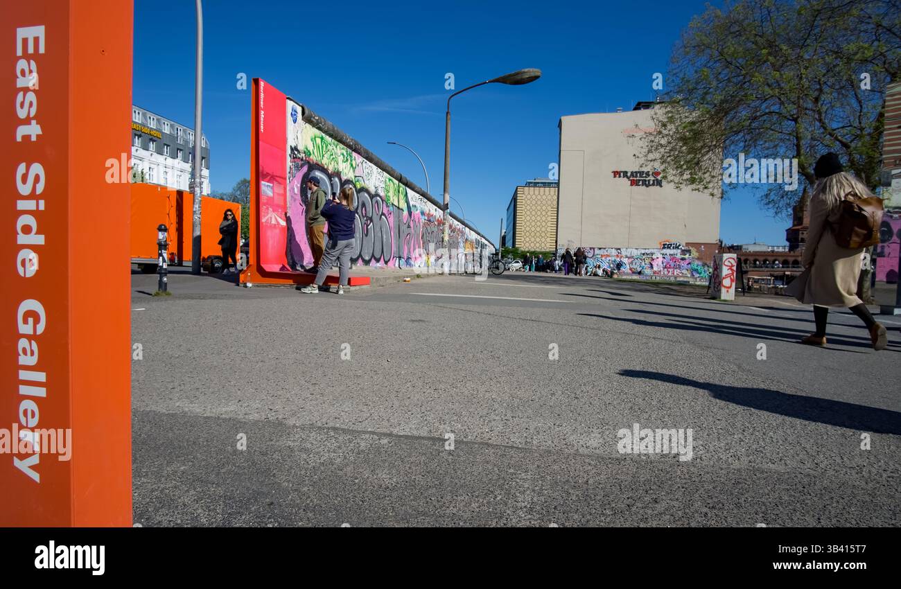 Besucher der East Side Gallery, Berlins berühmte Open-Air-Kunstgalerie auf den Überresten der Berliner Mauer Stockfoto