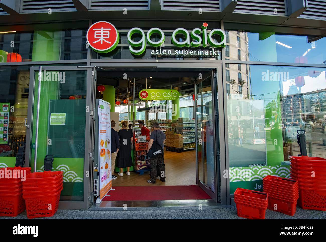 Außenansicht des Go Asia Supermarkts in Berlin, Deutschland, Teil einer beliebten asiatischen Lebensmittelkette, die asiatische Lebensmittel und frische Zutaten anbietet. Stockfoto