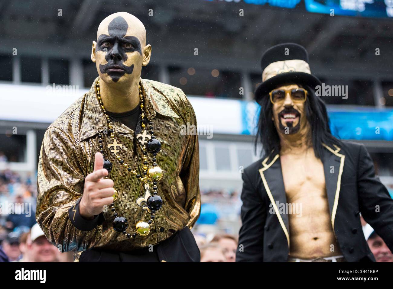 Fans der New Orleans Saints während des NFL-Fußballspiels zwischen den New Orleans Saints und den Carolina Panthers am Sonntag, den 27. September 2015 in Charlotte, NC. Jacob Kupferman/CSM(Bild: © Jacob Kupferman/CSM via ZUMA Wire) Stockfoto
