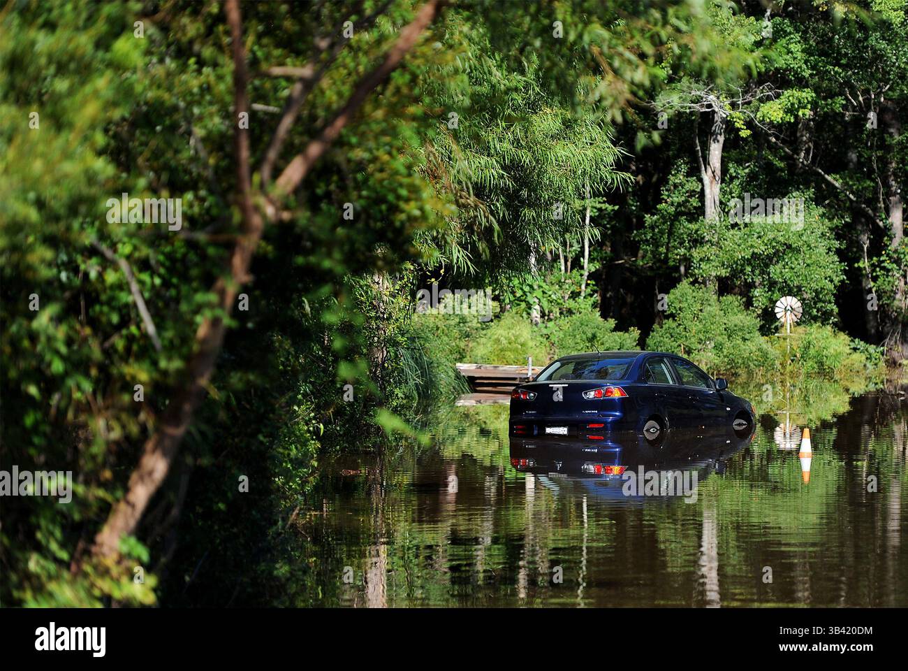 7. Oktober 2015 - Socastee, SC, USA - am Mittwoch, 7. Oktober 2015, steht Ein Auto unter Hochwasser in der Roberta Lane in Socastee, S.C. (Bild: © Jeff SINER/TNS via ZUMA Wire) Stockfoto