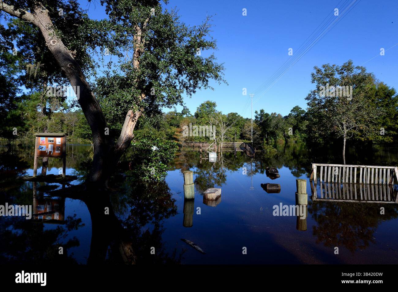 7. Oktober 2015 - Socastee, SC, USA - Hochwasser bedeckt ein Gebiet auf einem Campingplatz in Socastee, S.C., am Mittwoch, 7. Oktober 2015. (Bild: © Jeff SINER/TNS via ZUMA Wire) Stockfoto