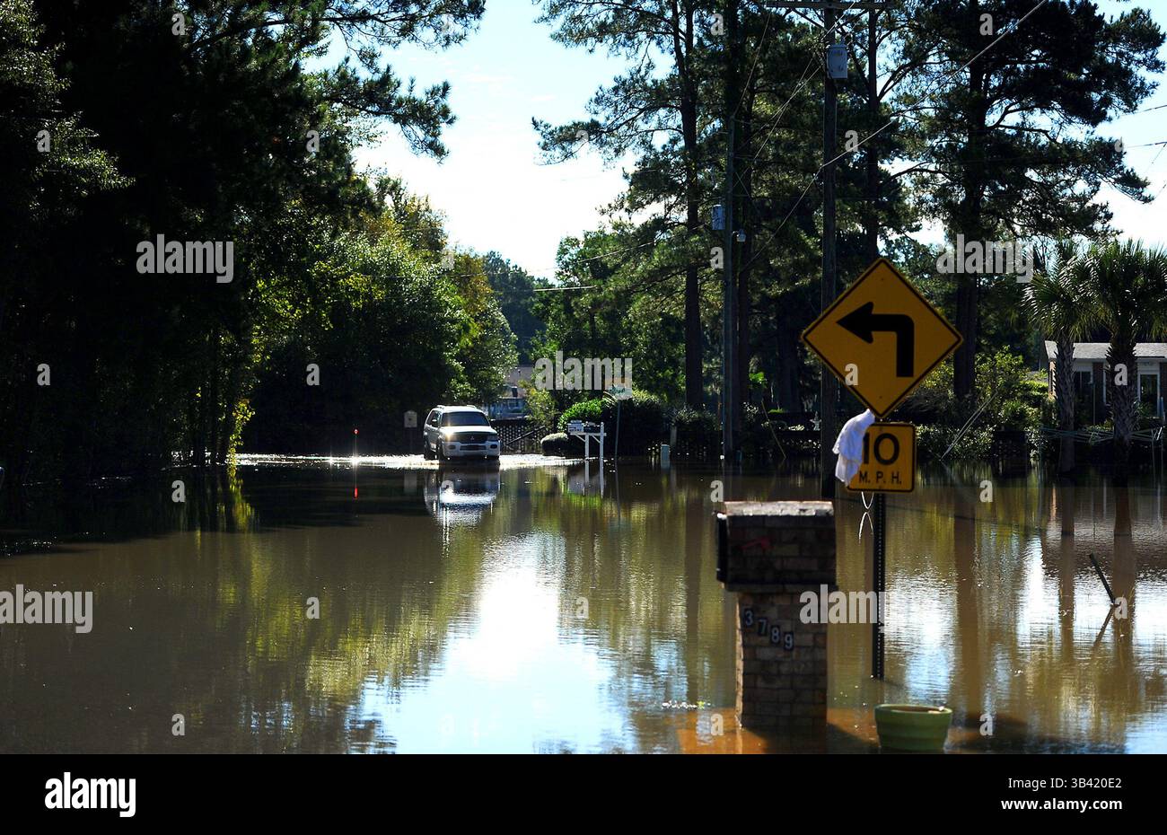 7. Oktober 2015 - Socastee, SC, USA - Ein Fahrer fährt am Mittwoch, 7. Oktober 2015, langsam durch das stehende Hochwasser auf der Roberta Lane in Socastee, S.C. (Bild: © Jeff SINER/TNS via ZUMA Wire) Stockfoto