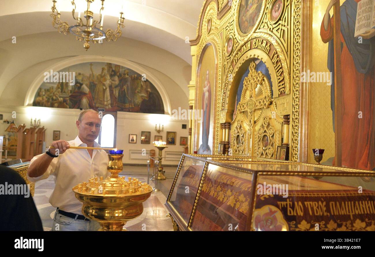 12. September 2015 - Tschersonesus, Krim, Russland - der russische Präsident Wladimir Putin zündet während eines Besuchs in der St.-Wladimir-Kathedrale mit dem ehemaligen italienischen Premierminister Silvio Berlusconi am 12. September 2015 in Tschersonesus, Krim, Russland, eine Kerze an. (Bild: © Alexei Druzhinin/Planet Pix via ZUMA Wire) Stockfoto