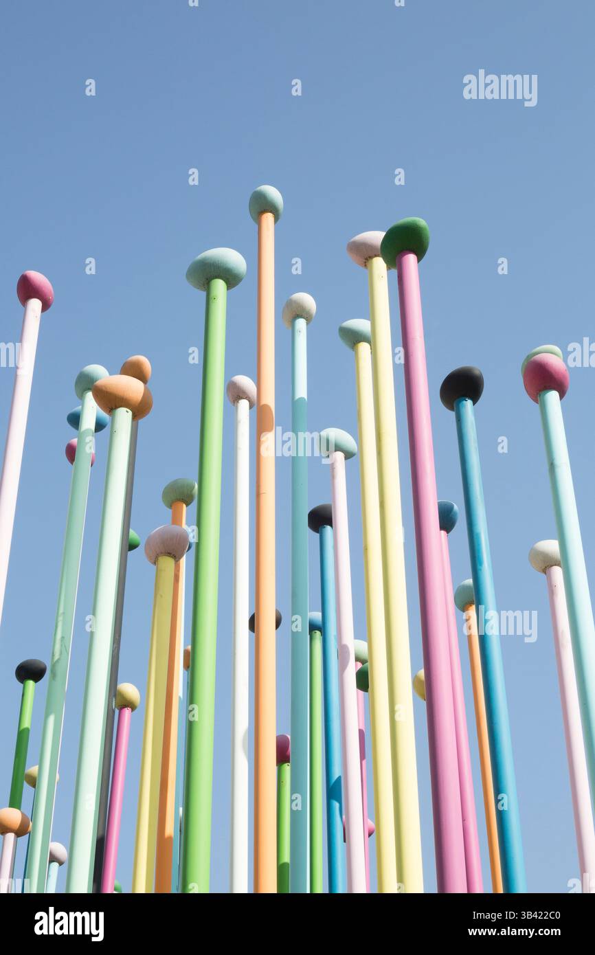 Coloris von Pascale Marthine Tayou in City Life, Mailand – eine farbenfrohe öffentliche Skulptur, die Vielfalt durch Form und Farbe symbolisiert. Stockfoto Coloris von Pascale Marthine Tayou in City Life, Mailand – eine farbenfrohe öffentliche Skulptur, die Vielfalt durch Form und Farbe symbolisiert. Stockfoto