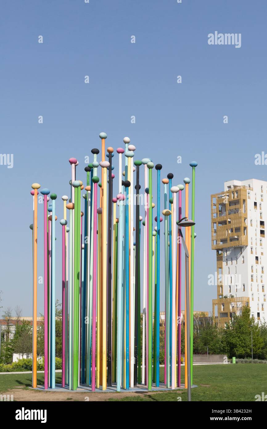Coloris von Pascale Marthine Tayou in City Life, Mailand – eine farbenfrohe öffentliche Skulptur, die Vielfalt durch Form und Farbe symbolisiert. Stockfoto Coloris von Pascale Marthine Tayou in City Life, Mailand – eine farbenfrohe öffentliche Skulptur, die Vielfalt durch Form und Farbe symbolisiert. Stockfoto