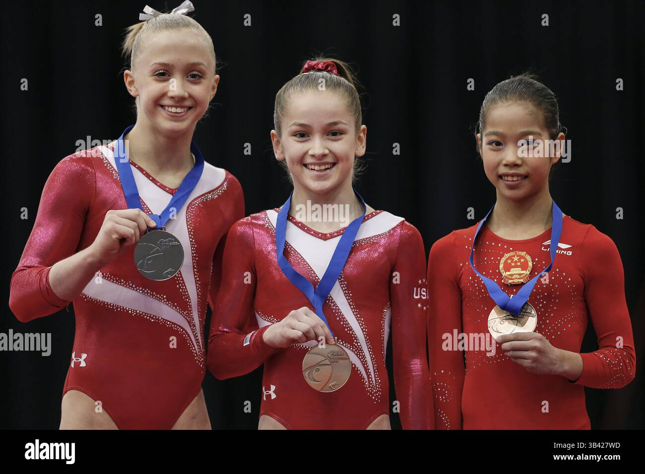 11. April 2014 - Richmond, British Columbia, Kanada - NORAH FLATLEY (C) aus den Vereinigten Staaten gewinnt Gold, BAILIE KEY (L) aus den Vereinigten Staaten gewinnt Silber, LINLIN ZHOU (R) aus China gewinnt Bronze beim Gleichgewichtsapparatwettbewerb der Juniorfrauen im Kunstturnen am 3. Tag der Pacific Rim Gymnastics Championships 2014 im Richmond Olympic Oval in Vancouver, Kanada (Credit Image: © Andrew Chin/ZUMA Wire/ZUMAPRESS.com) Stockfoto