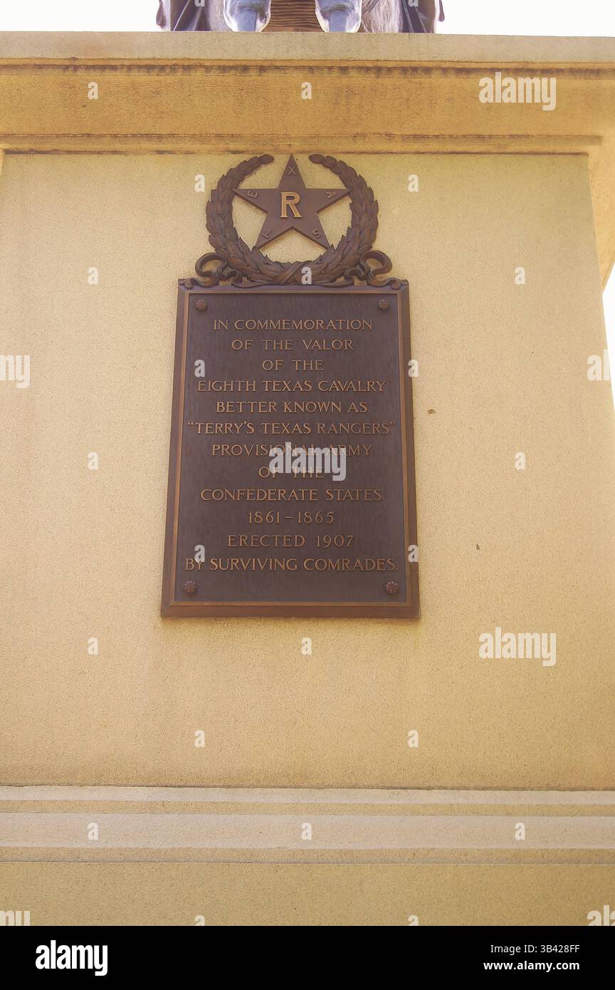 29. Juni 2015 - Austin, Texas, USA - TERRY's TEXAS RANGERS. 1907 von überlebenden Kameraden errichtet... die Bronzestatue von Pompeo Coppini zeigt einen von Terrys Texas Rangers auf einem temperamentvollen Pferd. 1861, während des Bürgerkriegs, wurden Terrys Texas Rangers in Houston nach Benjamin Terry und Thomas Lubbock's Aufruf zur Freiwilligenarbeit zusammengestellt. Zehn Kompanien mit je 100 Mann wurden offiziell als 8. Texanische Kavallerie aktiviert und beteiligten sich in den folgenden fünf Jahren an zahlreichen Engagements zur Verteidigung der Südkonföderation. (Foto: © Jeff Newman/Globe Photos/ZUMA Wire) Stockfoto
