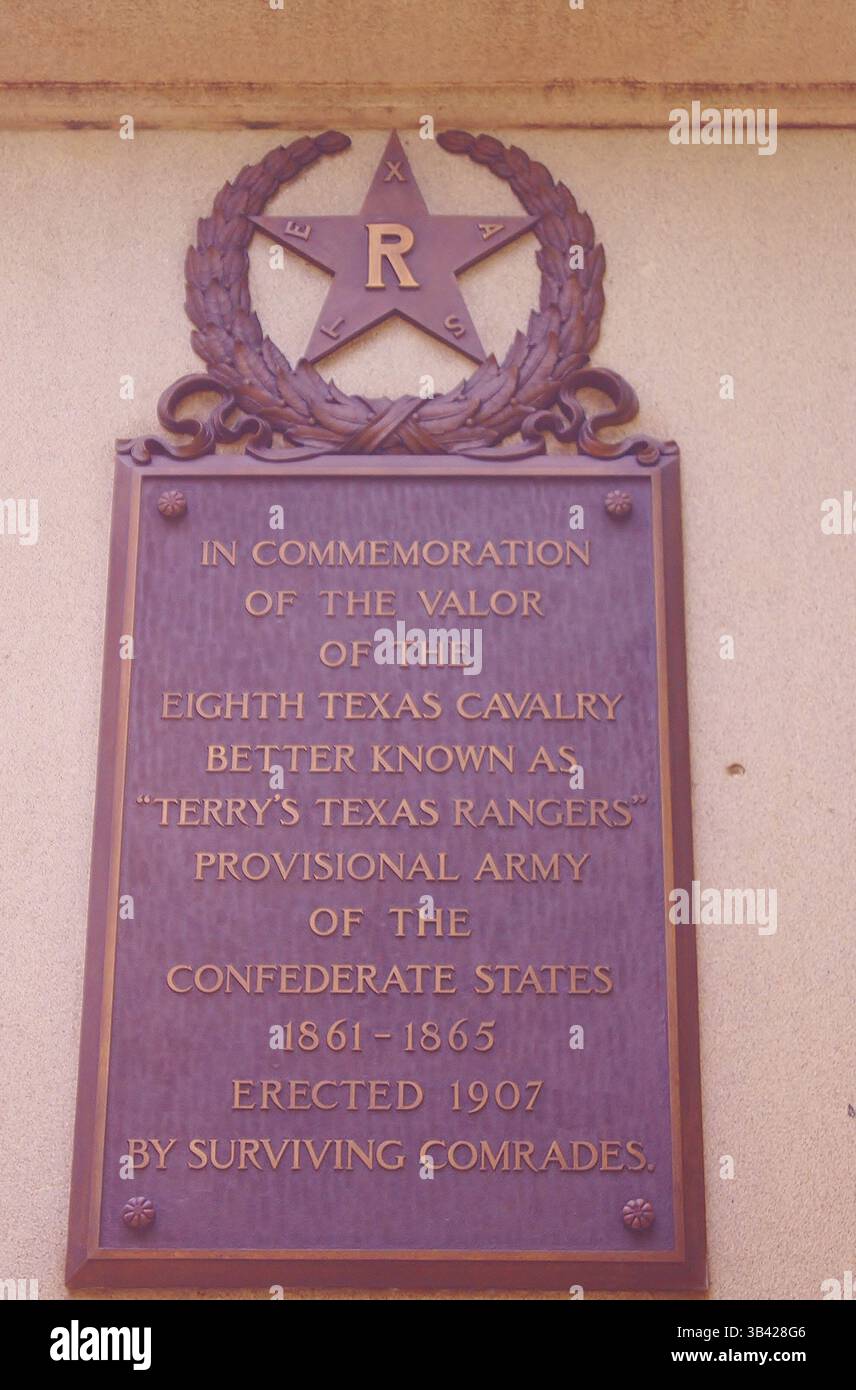 29. Juni 2015 - Austin, Texas, USA - TERRY's TEXAS RANGERS. 1907 von überlebenden Kameraden errichtet... die Bronzestatue von Pompeo Coppini zeigt einen von Terrys Texas Rangers auf einem temperamentvollen Pferd. 1861, während des Bürgerkriegs, wurden Terrys Texas Rangers in Houston nach Benjamin Terry und Thomas Lubbock's Aufruf zur Freiwilligenarbeit zusammengestellt. Zehn Kompanien mit je 100 Mann wurden offiziell als 8. Texanische Kavallerie aktiviert und beteiligten sich in den folgenden fünf Jahren an zahlreichen Engagements zur Verteidigung der Südkonföderation. (Foto: © Jeff Newman/Globe Photos/ZUMA Wire) Stockfoto