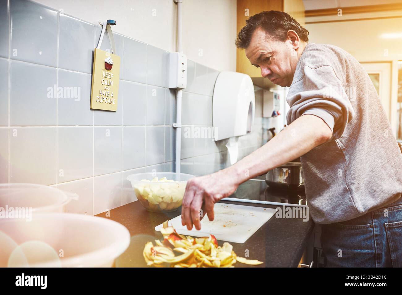 Essen, Behinderung und Gesundheitseinrichtung mit einem erwachsenen Mann kochen und gesunde Mahlzeit zubereiten. Reife männliche Lerneigenständigkeit und Entwicklungsfähigkeiten Stockfoto