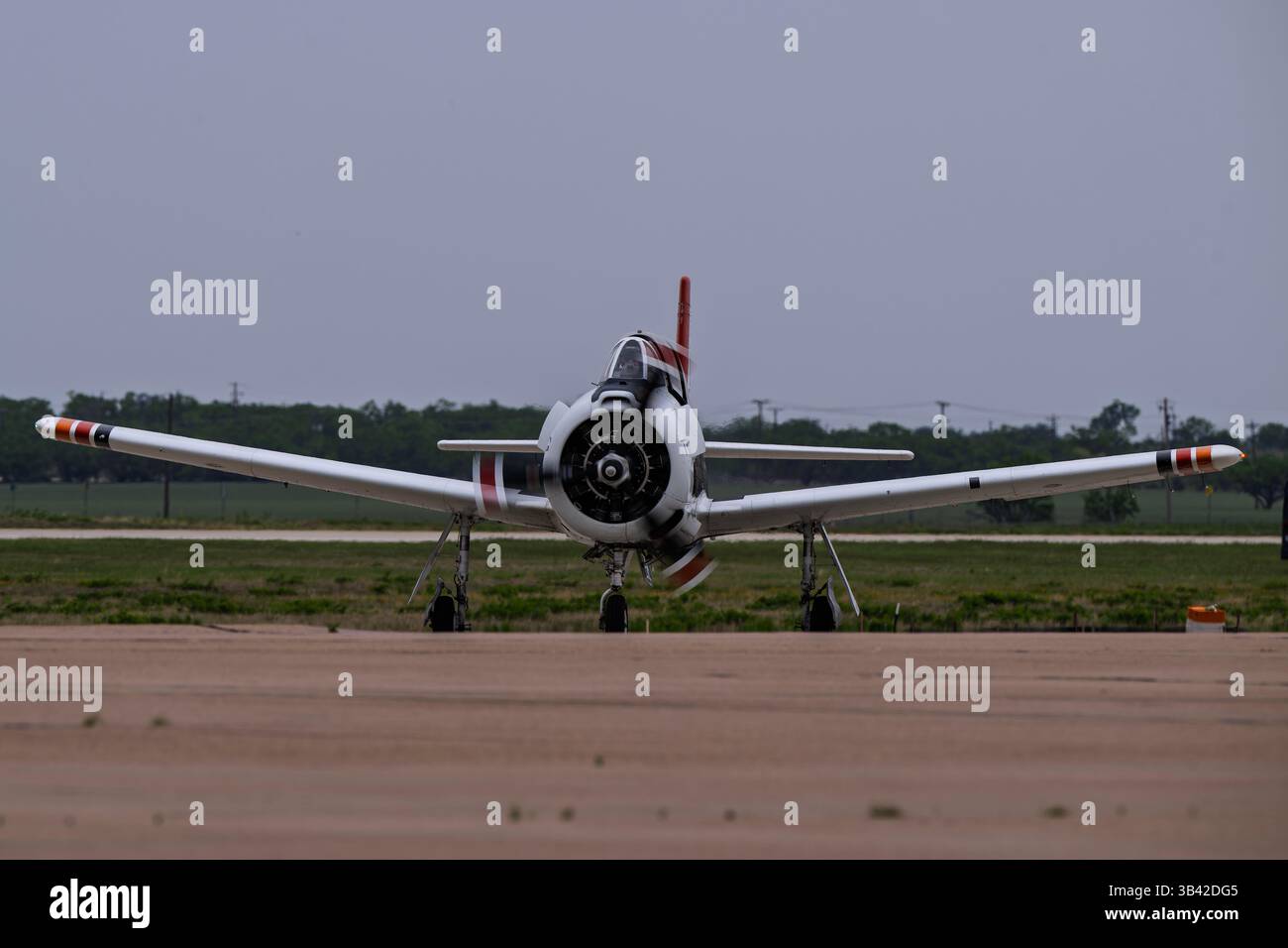 Wings Over West Texas 4-18-2025 Dyess AFB, TX USA Trojan Phlyers T-28 Formation Demonstration auf der Wings Over West Texas Air Show in Dyess AFB Stockfoto