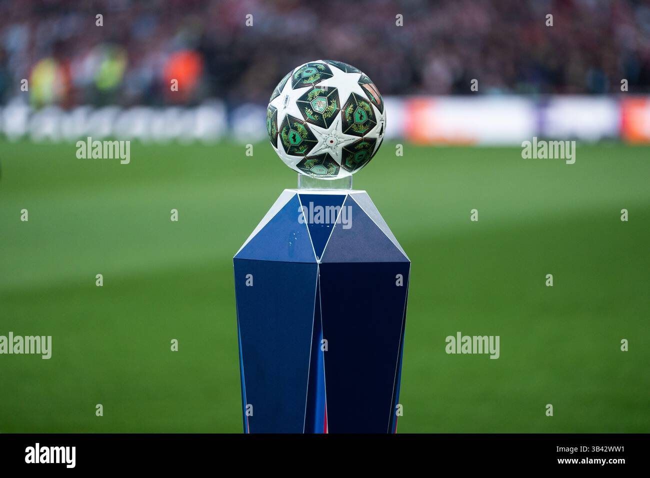 LONDON, ENGLAND - 29. APRIL: Champions-League-Ball vor dem Halbfinale der UEFA Champions League 2024/25 im First Leg Spiel zwischen Arsenal und Paris Saint-Germain im Arsenal Emirate Stadium am 29. April 2025 in London. (Foto: Lounis Tiar Credit: Lounisphotography/Alamy Live News Stockfoto
